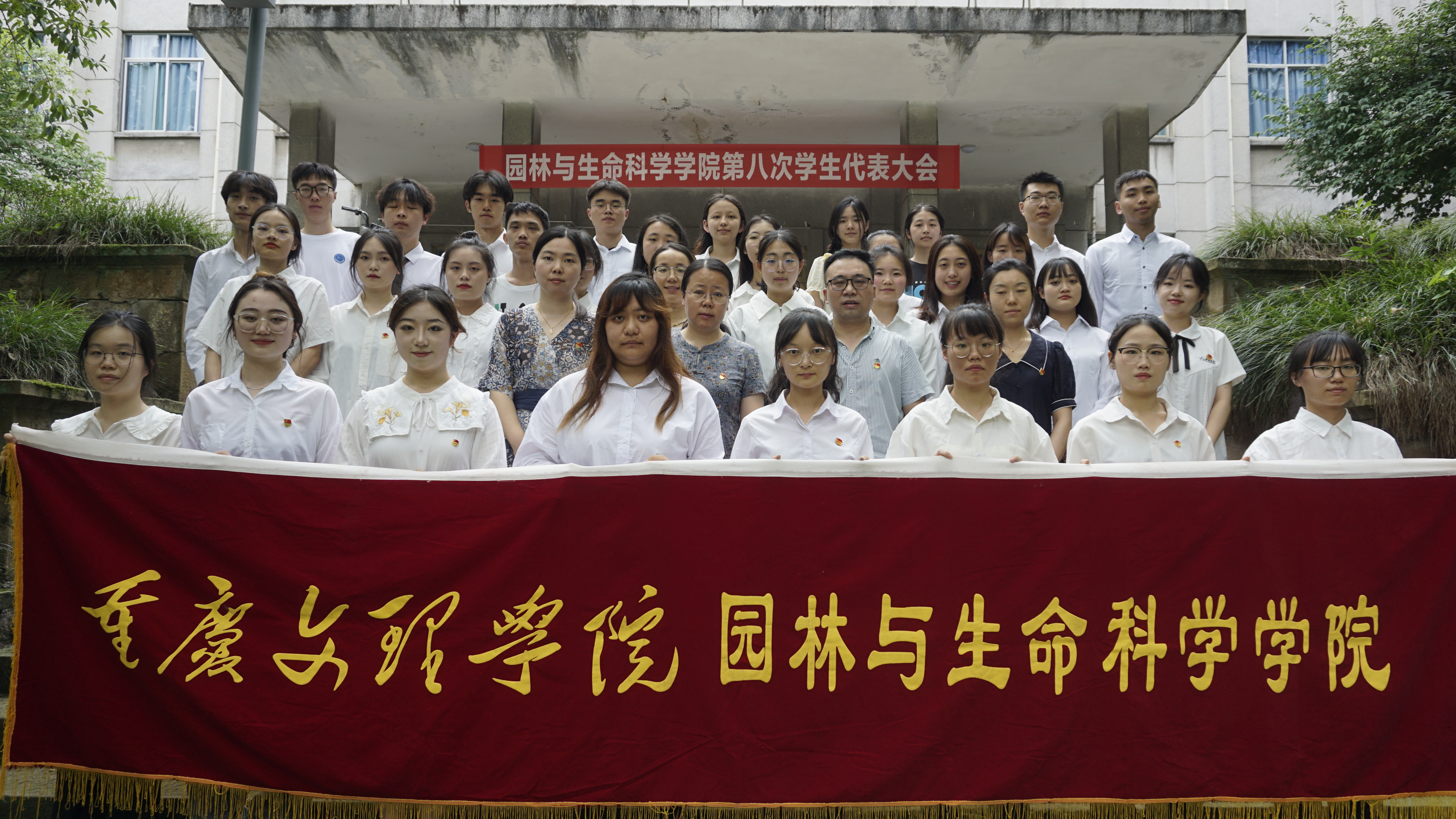 4锦旗集体合照.jpg